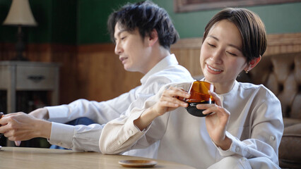 レトロな部屋でくつろぐカップル