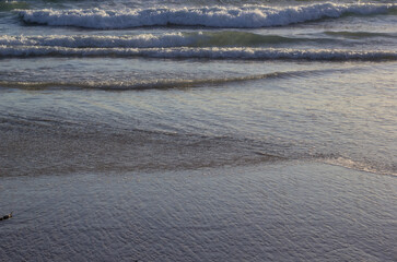 marcas de agua en la arena por la marea en el mar