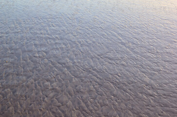 marcas de agua en la arena por la marea en el mar