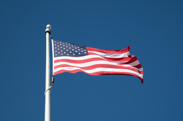 Obraz premium American flag waving in blue sky