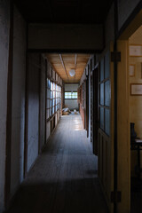 風船のある廊下