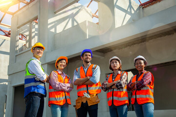 A group of expert engineers, workers and constructors committed to the success of the concept....