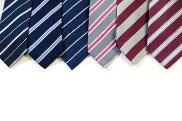 色々な種類の並んだネクタイ　複数