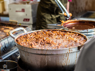 大鍋でぐつぐつ煮込む名古屋名物のどて煮