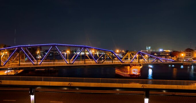 Time lapse Memorial Bridge, Phra Phuttha Yodfa Bridge, Phra Pok Klao Bridge at sunset with Chao Phraya River Bangkok Thailand