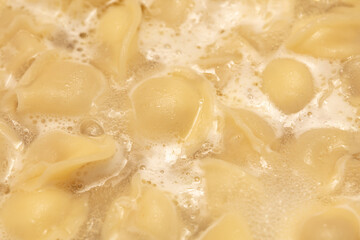 Dumplings made from dough and meat are boiled in boiled water.