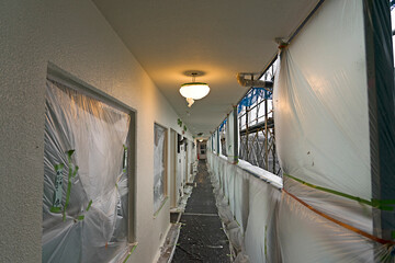 工事中のマンションの廊下