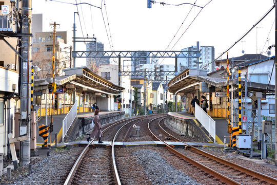 亀戸私鉄駅と踏切の風景
