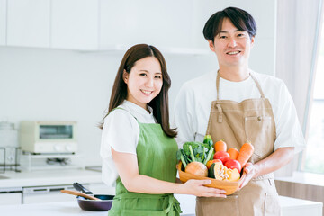 野菜を持つ男女

