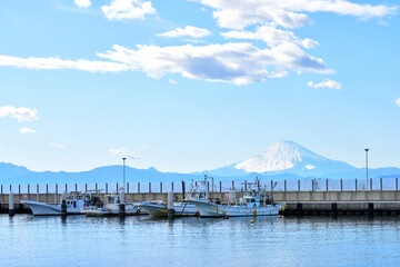 片瀬漁港に停泊する漁船と富士山