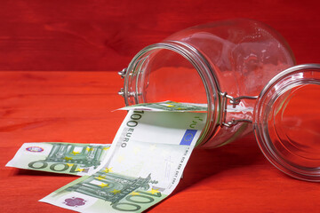 Sparbüchse, Euro Geldschein im Glas
