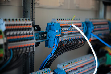 KNX Steuerpult für intelligente Heimautomatisierung im Wohnungsbau. selektiver Fokus.