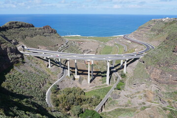 Autobahnbrücke über Schlucht auf Gran Canaria - obrazy, fototapety, plakaty