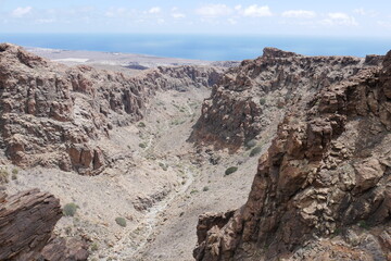 Fototapeta na wymiar Trockene Landschaft mit Felsen auf Gran Canaria