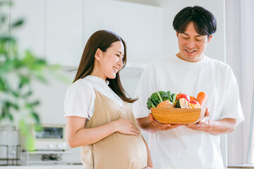 野菜を持つ妊婦と男性
