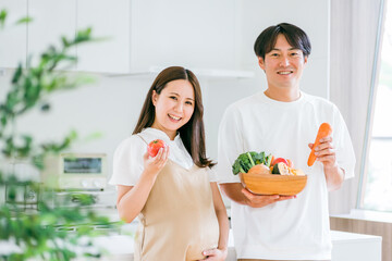 野菜を持つ妊婦と男性
