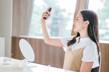 スキンケアする女性
