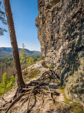 Gro&szlig;er Lorenzstein in der S&auml;chsischen Schweiz &ndash; Felsterrasse mit Aussicht Richtung Frienstein und Blo&szlig;stock