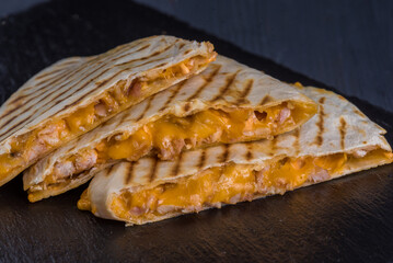 Quesadilla vegan. Tortilla, vegan cheese, corn, nachos, vegan sauce.