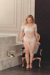 Woman blonde 50 years curvaceous in pinuar.
