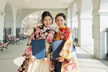 卒業式 仲良さそうな女子大学生