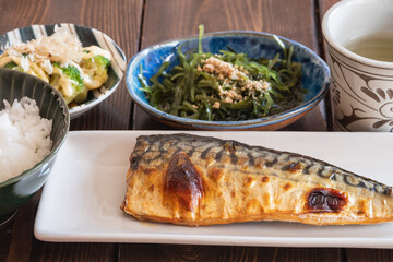 焼き鯖。刺身こんぶとブロッコリーのサラダと白米。健康的な日本の朝食。