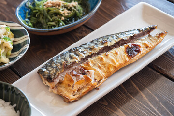 和食の焼き魚。健康的な朝食のおかず、焼き鯖。