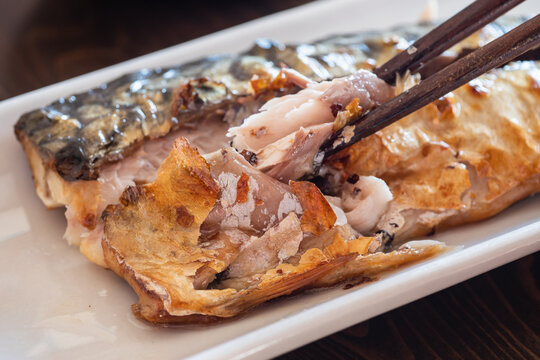 こんがりパリパリにグリルした焼き鯖。健康的な朝食のおかず。