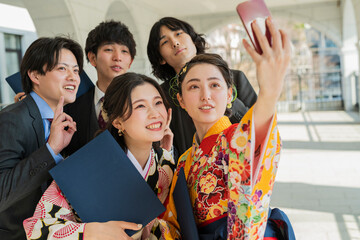 卒業式で写真を撮る大学生