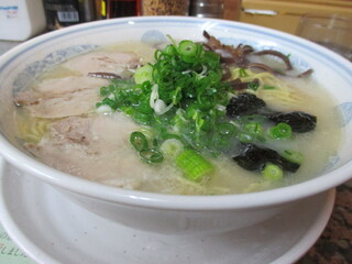 熊本県玉名市の玉名ラーメン（豚骨ラーメン）、雲龍軒のラーメン（大）