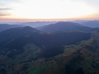 Obraz premium Ukrainian Carpathians mountains on a summer morning. Aerial drone view.