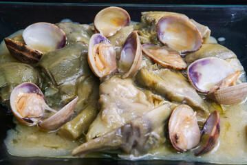 Alcachofas con almejas