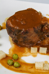 Zancarrón de ternera con guisantes frescos