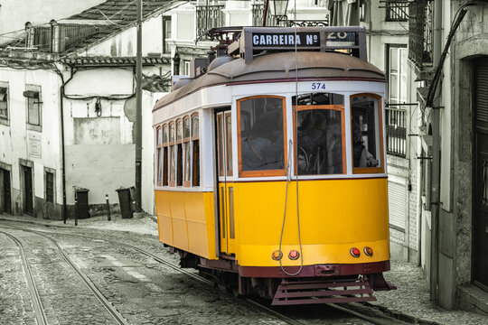 Historische Strassenbahn in Lissabon, Portugal © ThomBal