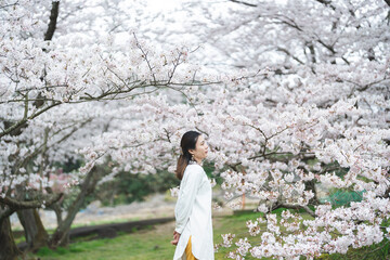 満開の桜の花と爽やかな女性