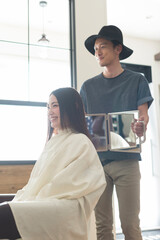 仕上がりを確認する男性美容師