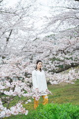 満開の桜の花と爽やかな女性
