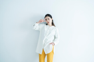 ピースサインをする爽やかな女性