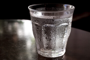 結露したグラスの水のイメージ