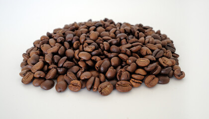 Naklejka premium coffee beans on white background