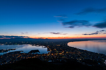 パノラマ撮影  夜明けの函館山から望む函館市の全景