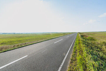 Fototapeta premium どこまでも続くまっすぐな道 北海道猿古村 エヌサカ線