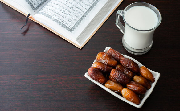 Ramadan moments dates and milk and coran iftar time 
رمضان كريم وقت الافطار وقراءة القرآن 