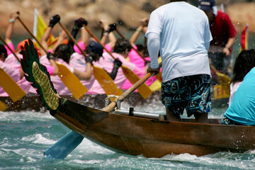 Obraz premium steering a dragon boat in a race