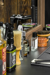 Sprzęt fryzjerski i barberski na stole i przy lustrze