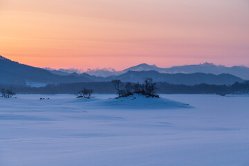 春の檜原湖から雪原の日の出