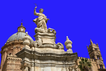 Fototapeta na wymiar Statue au duomo de Palerme. Sicile