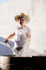 Hombre posando cocinando y preparando comida