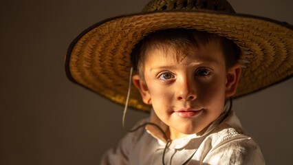 Niño juguetón feliz sonriente expresivo posando con sombrero campesino vaquero disfrutando - obrazy, fototapety, plakaty