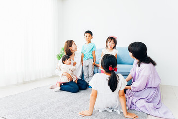 Fototapeta premium お家に集まって楽しむママ友と子どもたち